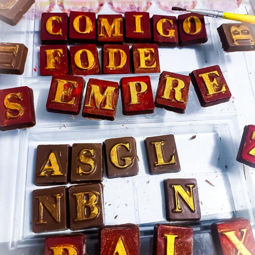 Letrinha com pintura: acrescente palavras em chocolate
