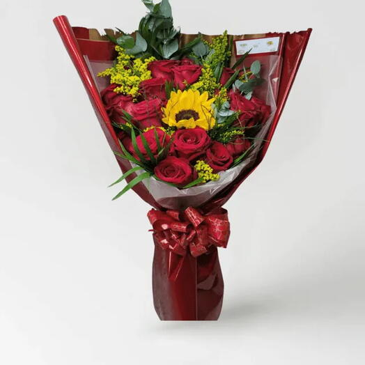 Buquê com 20 Botões de Rosas e 1 Girassol Gigante