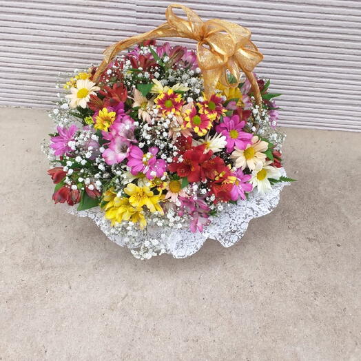 Cesta de vime com mix de flores do campo