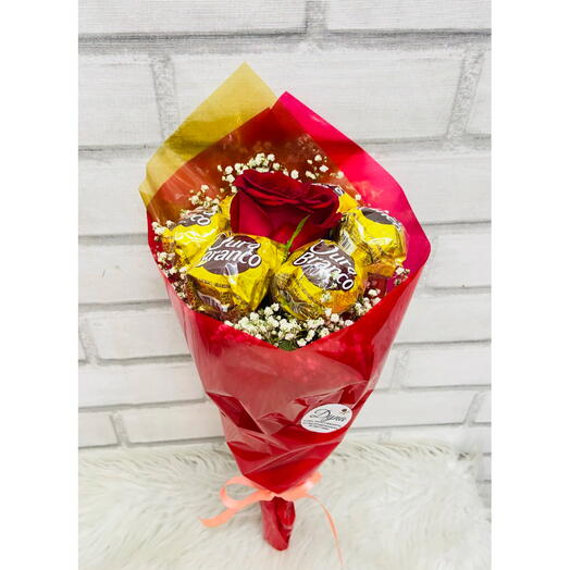 Buquê de Bombons Ouro Branco com Rosa Vermelha