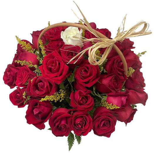 Cesta de Rosas Vermelhas e Uma Branca