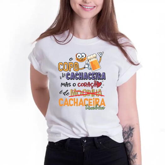 Camiseta "O Copo e de Cachaceiro(a), mas o Coração e de Cacheiro(a) tambem" (malha de poliester)