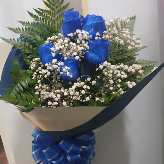 Buquê com 5 rosas azul