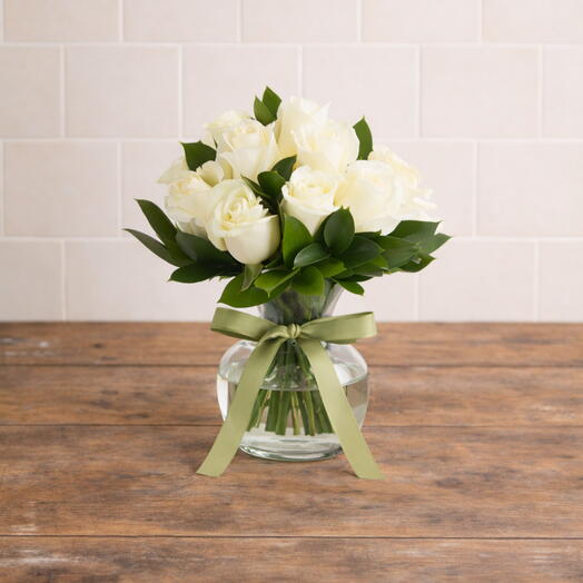 Arranjo de 10 Rosas Brancas em Vaso de Vidro | La Floricultura