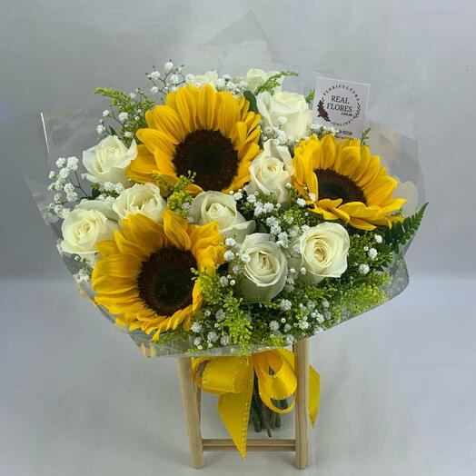 Buquê de Girassois e Rosas Brancas