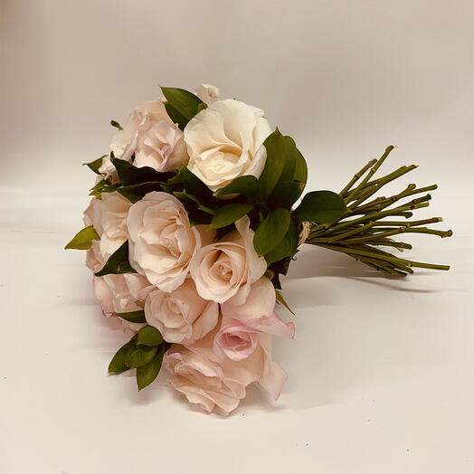 Buquê de 24 Rosas Rosa com folhagem