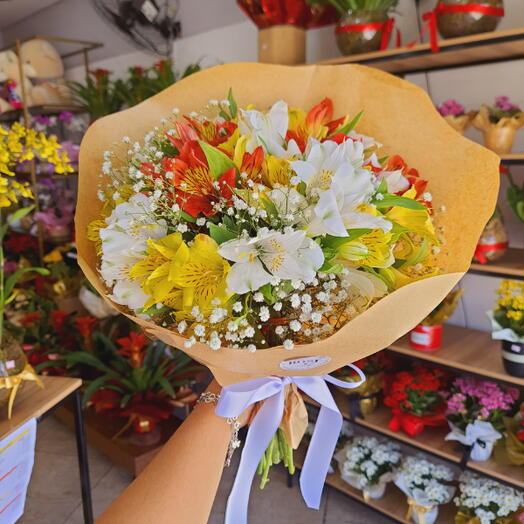 Buquê de Astromelias Coloridas no craft