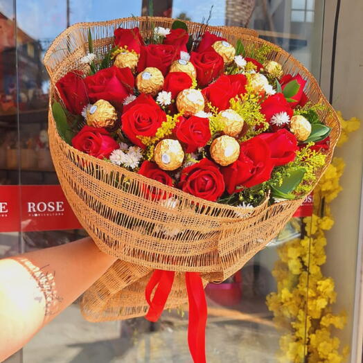 Buquê Premium com 20 Rosas e 12 Bombons Ferrero