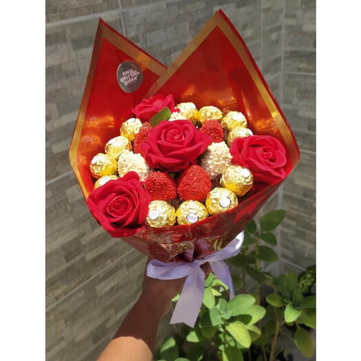 Dia das Mães - Buquê com morangos, rosas e Ferrero Rocher Graciosa + kit